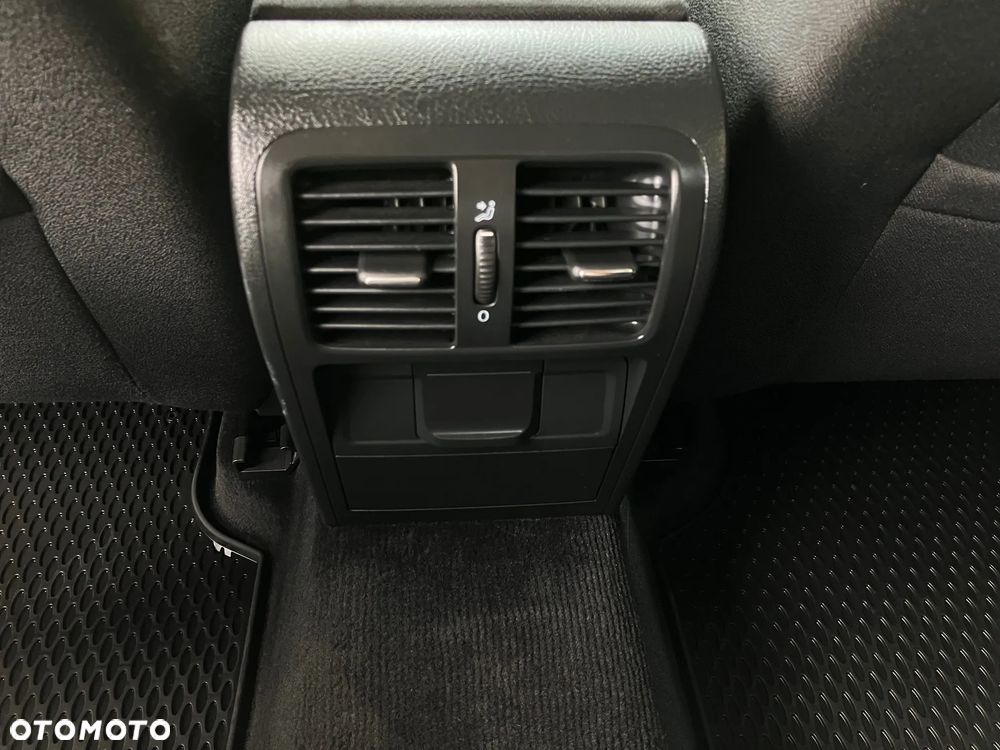 Volkswagen Passat 1.4 TSI Comfortline R-Style - 24