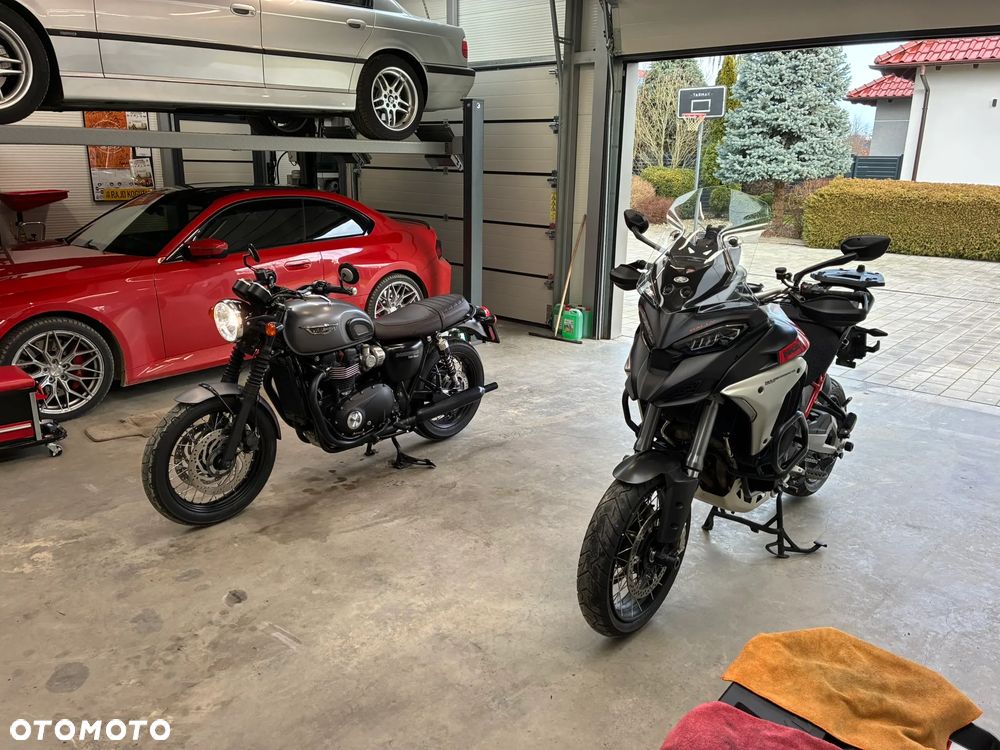 Triumph Bonneville - 14