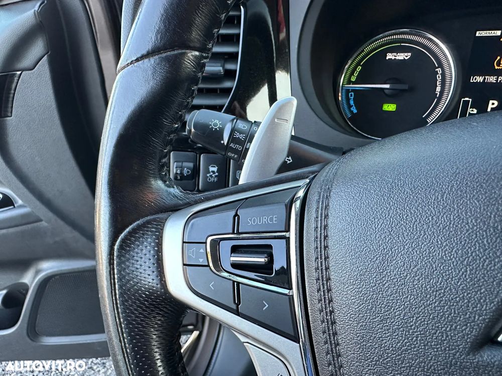 Mitsubishi Outlander 2.0 4WD Plug-In Hybrid Top - 11