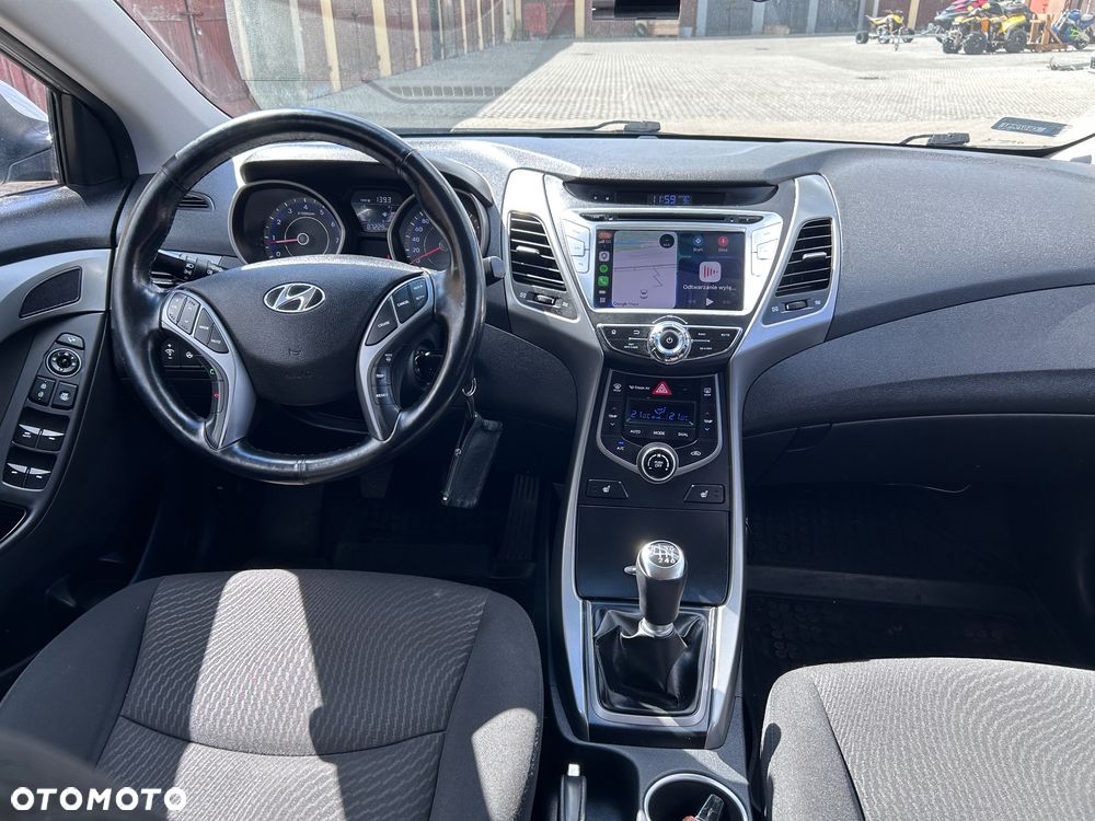 Hyundai Elantra 1.6 Style - 16