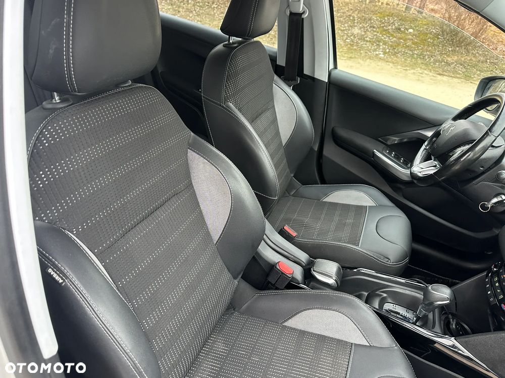 Peugeot 2008 PureTech 110 GPF EAT6 Black Edition - 5