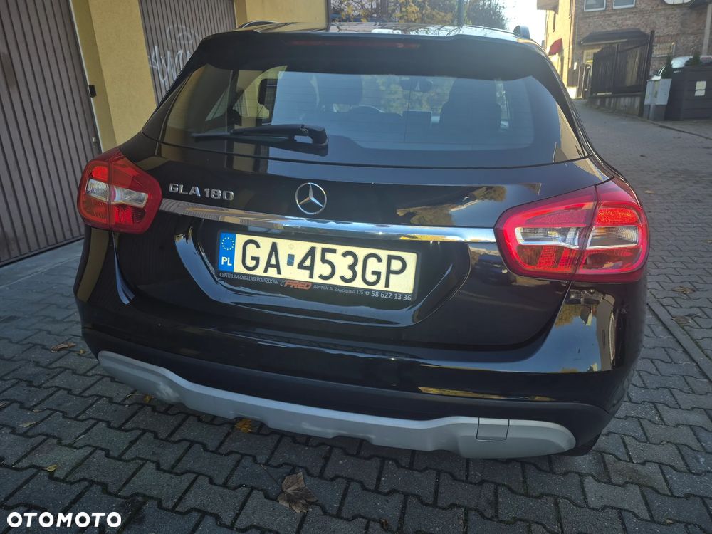 Mercedes-Benz GLA 180 7G-DCT - 14