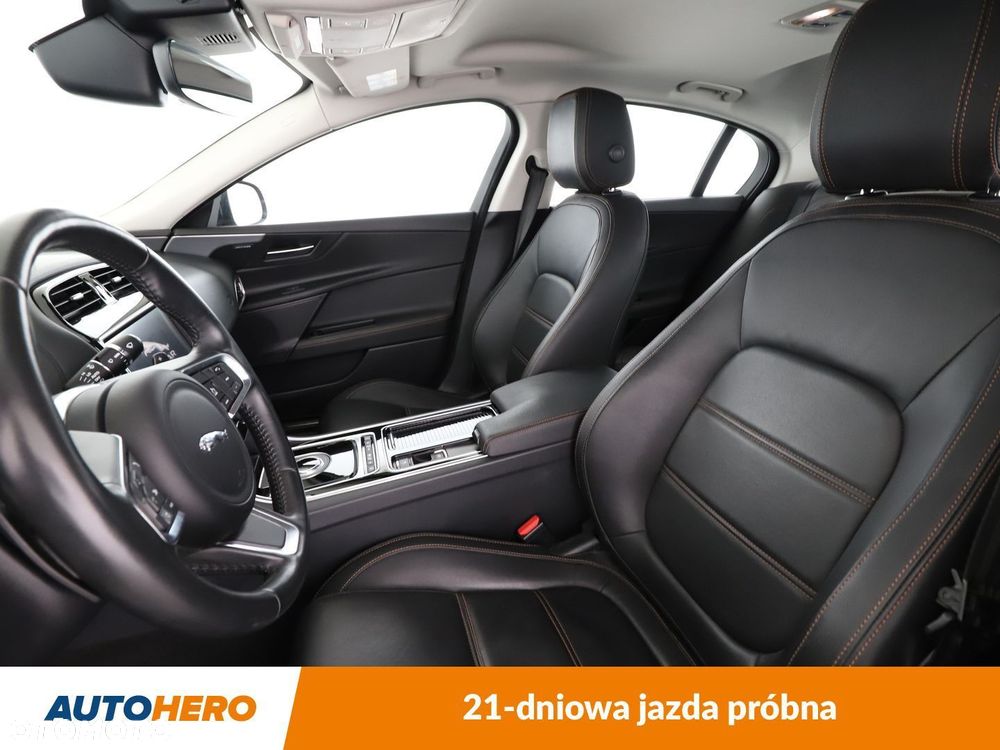 Jaguar XE 2.0 D Prestige - 11