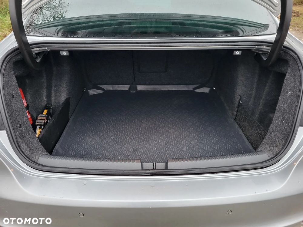 Volkswagen Jetta 1.6 TDI Blue Motion Technology Comfortline - 10