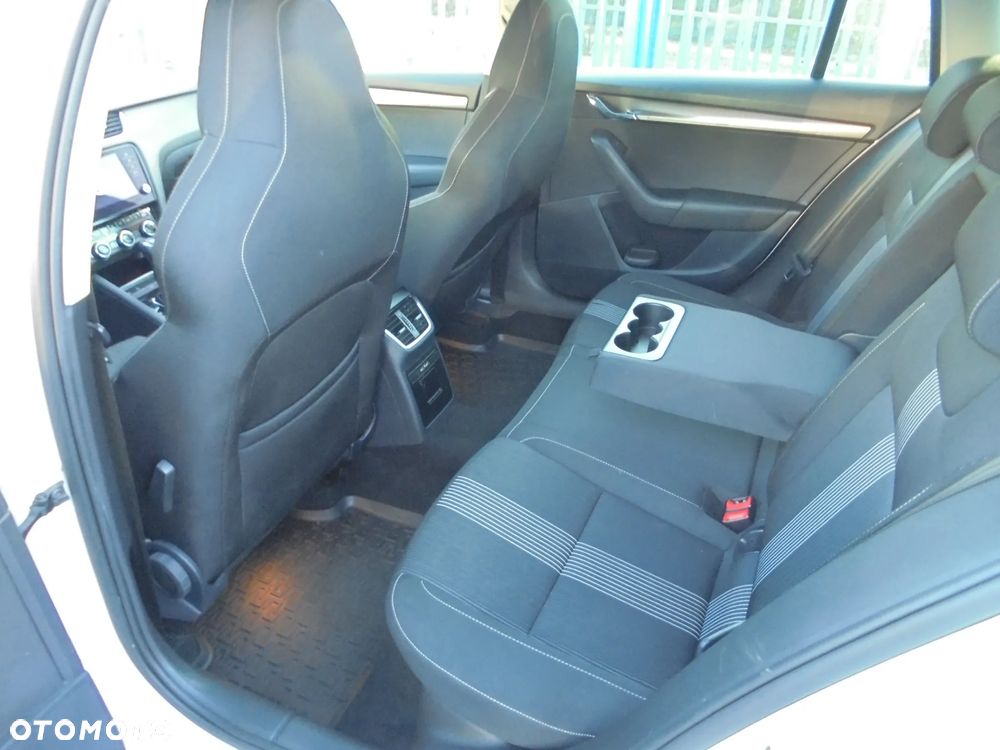 Skoda Octavia 2.0 TDI DSG Ambition - 10