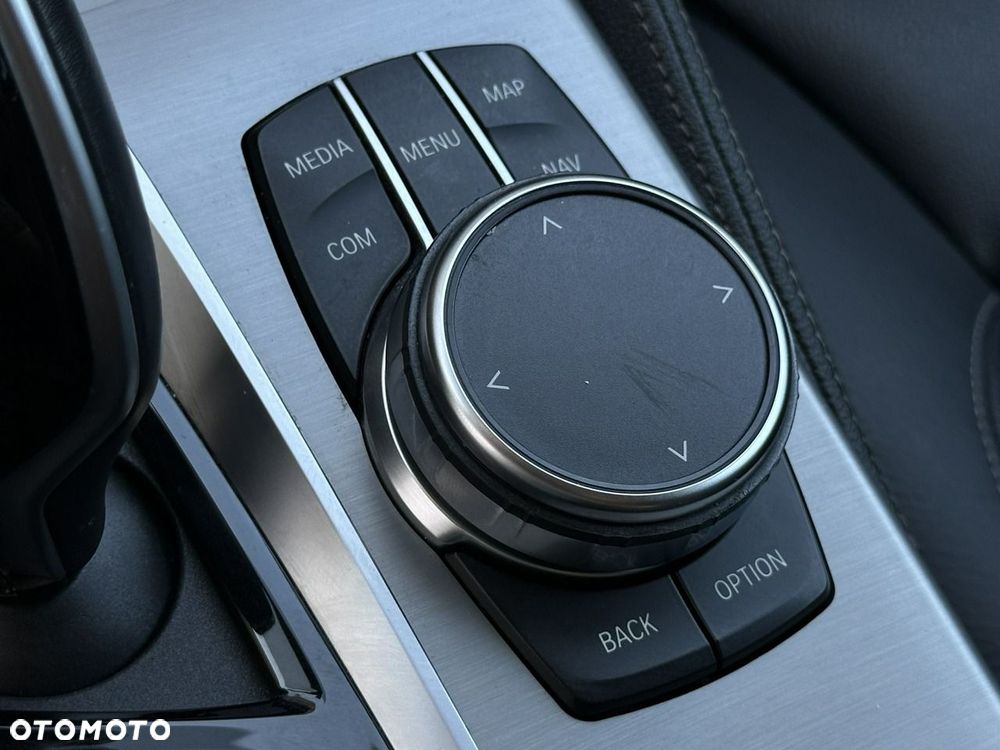 BMW Seria 5 530e xDrive Luxury Line - 28