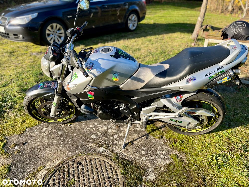 Suzuki GSR - 2