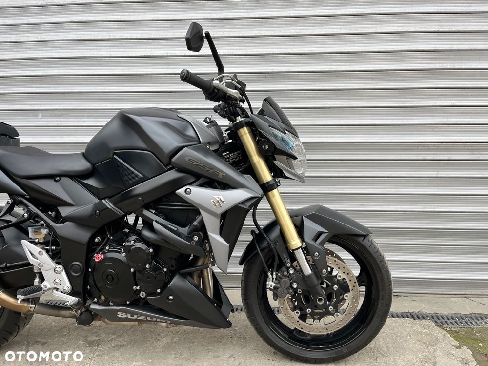 Suzuki GSR - 6