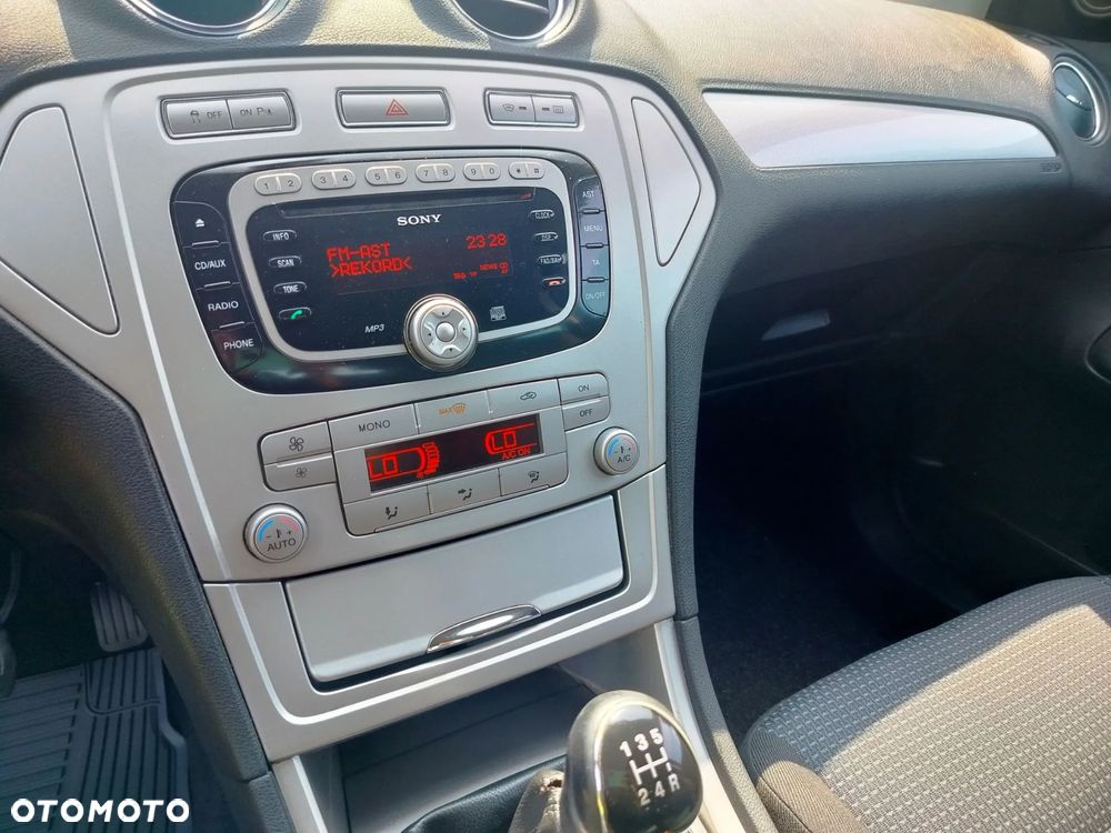 Ford Mondeo 1.6 Ghia X - 36