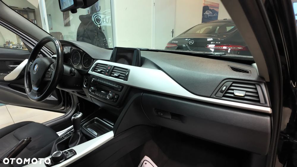 BMW Seria 3 318d Sport Line - 26