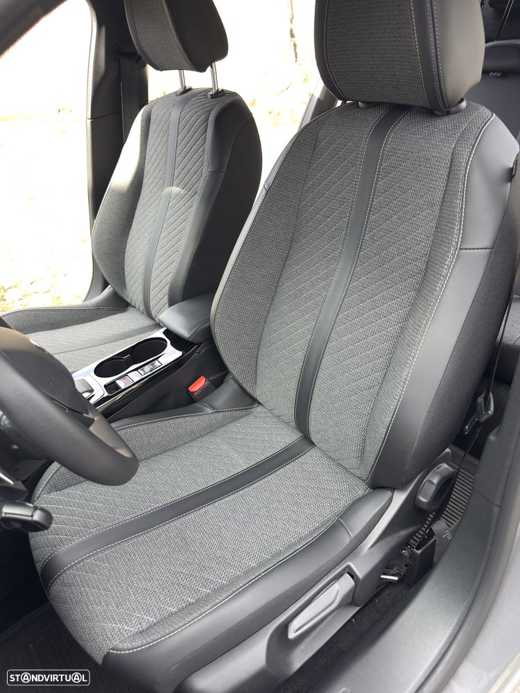 Peugeot 2008 1.2 PureTech Allure EAT8 - 4