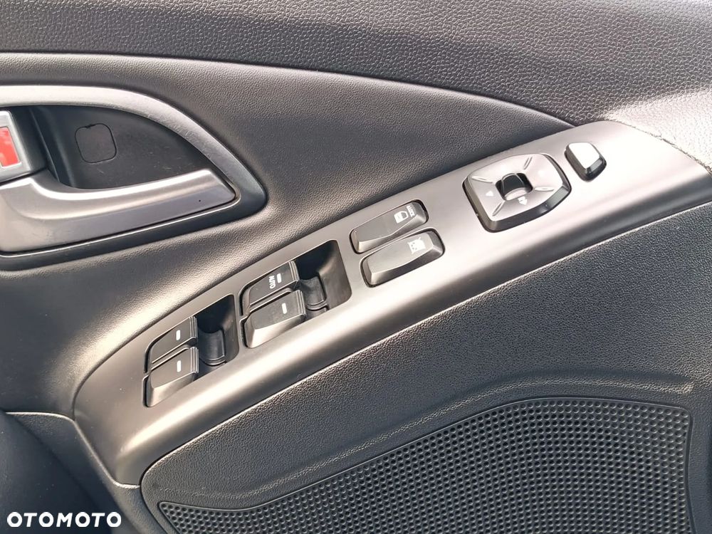 Hyundai ix35 1.7 CRDi 2WD blue Finale Gold - 24