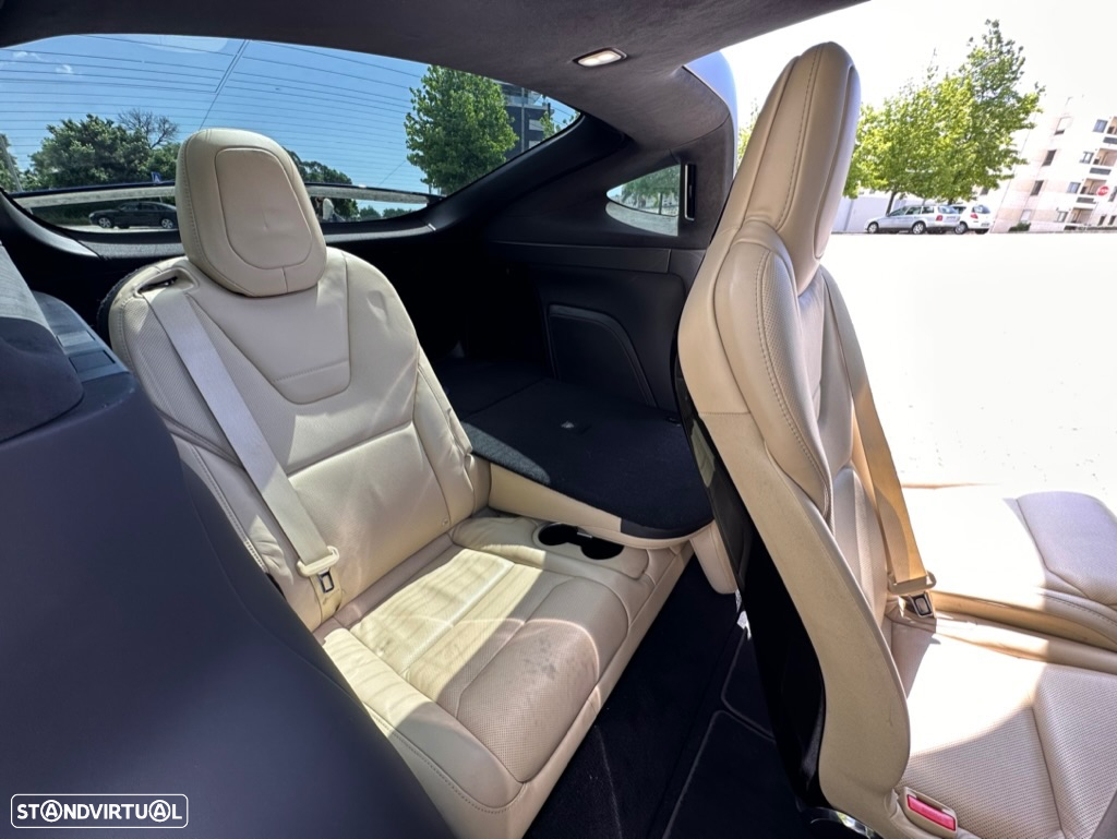 Tesla Model X 90D - 23