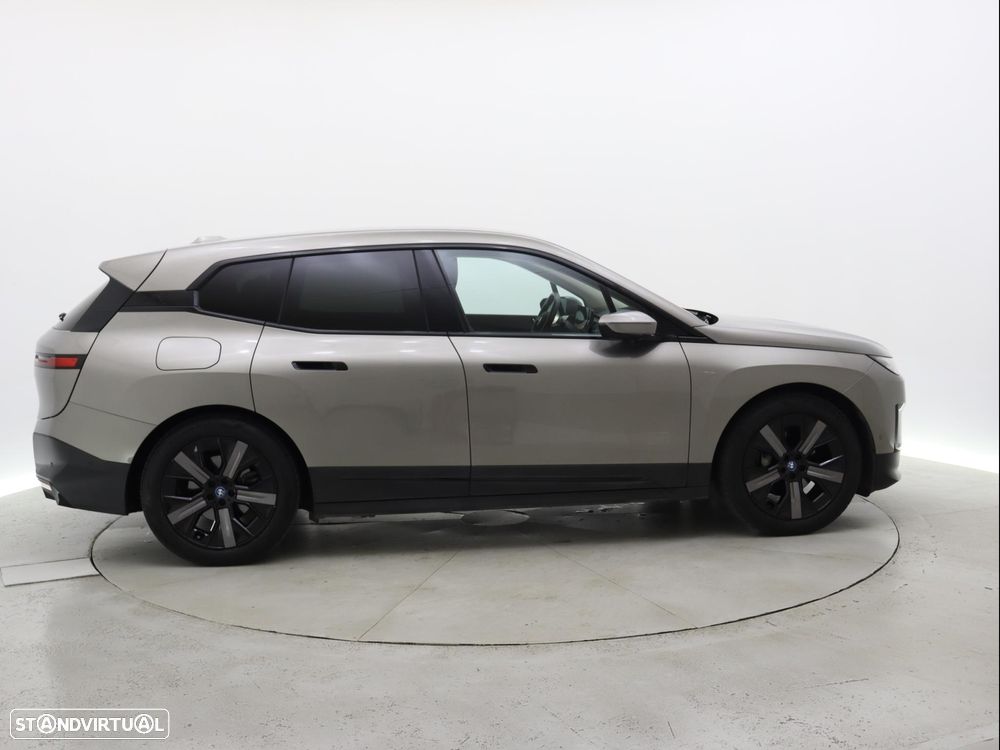 BMW iX xDrive 40 - 8