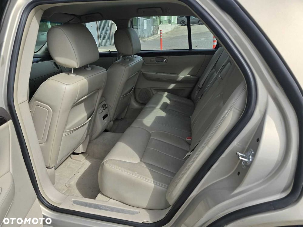 Cadillac DTS - 5