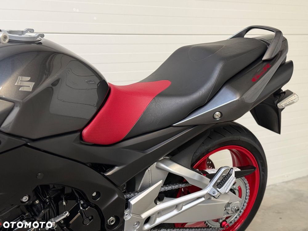 Suzuki GSR - 35