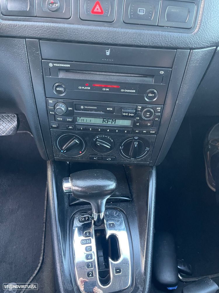 VW Golf 1.9 TDi 25 Anos Aut. - 11