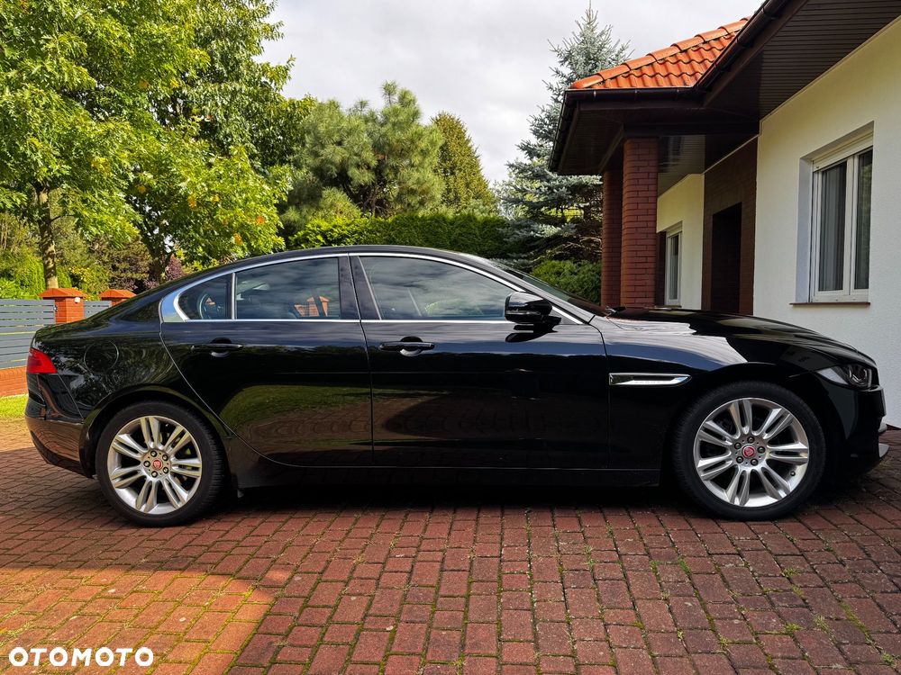 Jaguar XE 2.0 D Prestige - 4