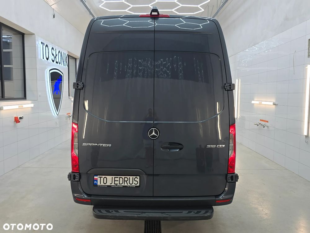 Mercedes-Benz SPRINTER 319 3.0 V6 CDI AUTOMAT 4,40Cm Długi SERWIS ASO MERCEDES-BENZ DO OSTATNIEGO km SALON PL FUL LED HIGH PERFORMANCE MBUX z ekranem dotykowym 10,25 cali SIEDZENIE KIEROWCY KOMFORTOWE, HYDRAULICZNE RESOROWANE PODGRZEWANA SZYBA PRZEDNIA TEMPOMAT KAMERA COFANIA LAKIER METALIK - 12