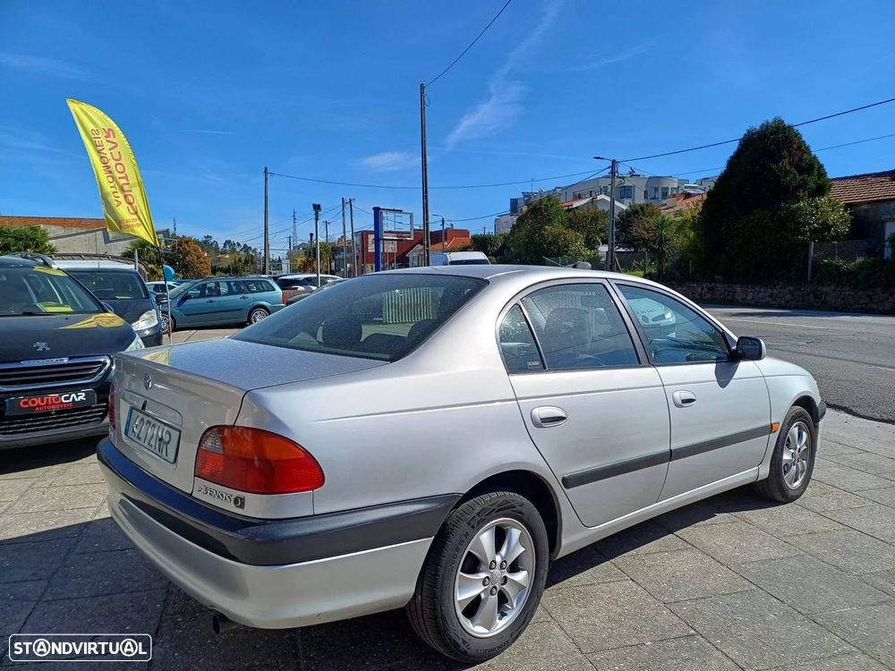 Toyota Avensis Sedan 1.6 Terra JE - 2