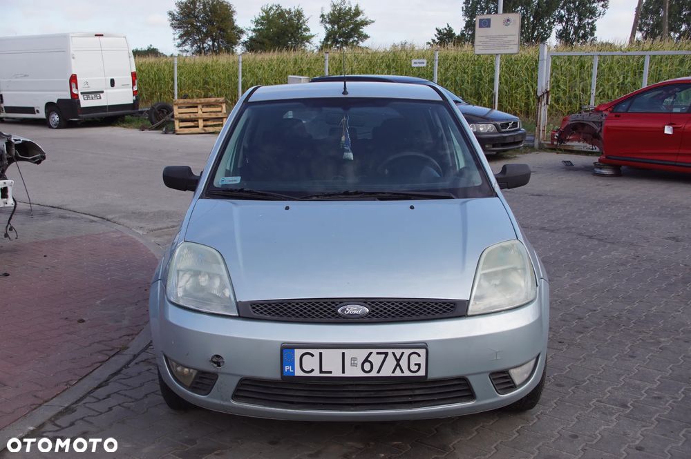 Auto na części - Ford Fiesta MK6 1.3 8V 70 KM A9JA 2S6R-7F094-DA Vitro 2003R Silnik Skrzynia Błotnik Drzwi Szyba Maska Klapa Zderzak Lusterko Sterownik Moduł Czujnik Deska Kokpit Licznik - 2