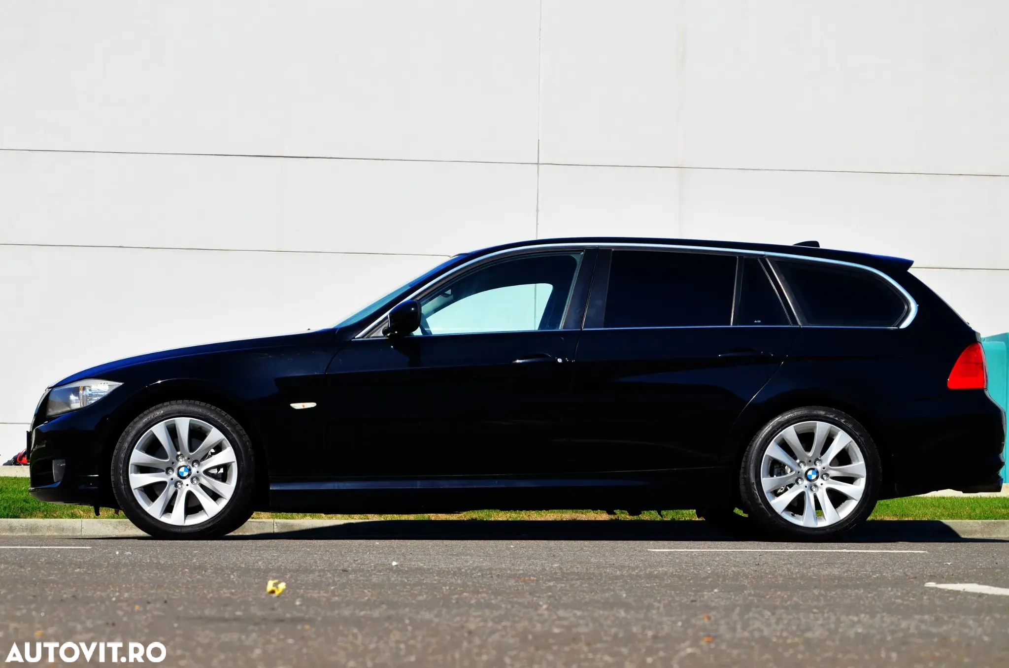 BMW Seria 3 318d DPF Touring Aut. Edition Lifestyle - 2