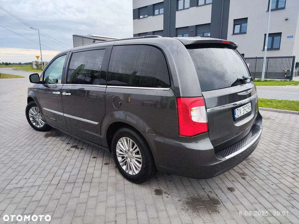 Chrysler Town & Country 3.6 Limited - 8