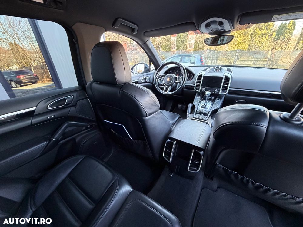 Porsche Cayenne 3.0 L - 4
