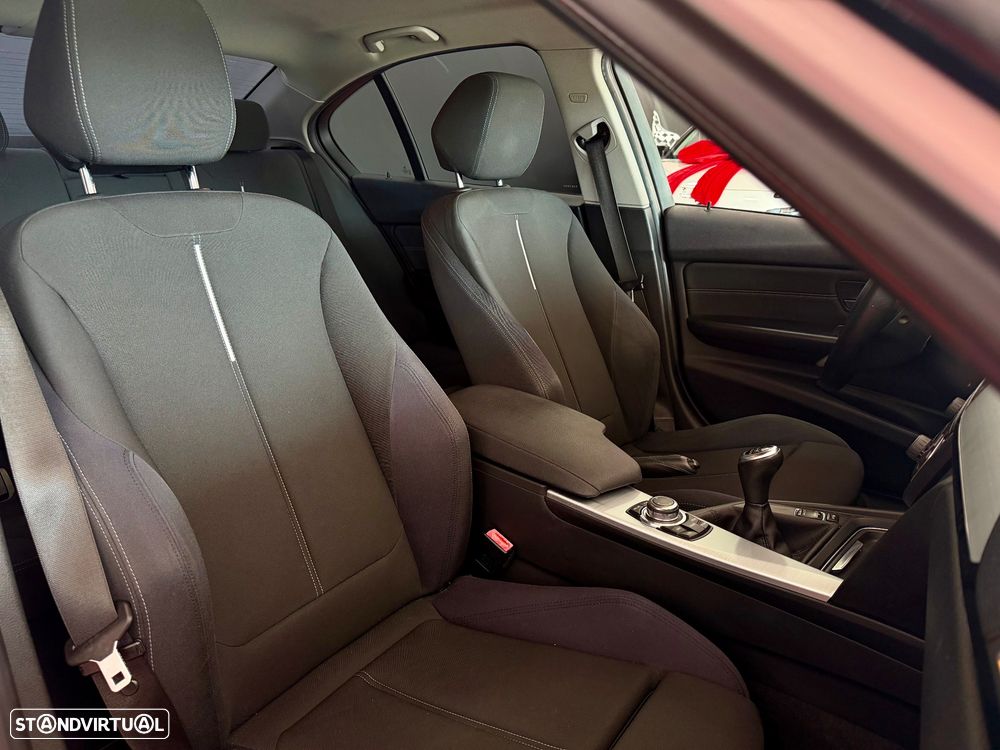 BMW 320 d Sport Line - 32