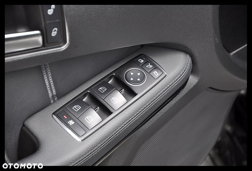 Mercedes-Benz Klasa E 300 CDI DPF BlueEFFICIENCY 7G-TRONIC Avantgarde - 30