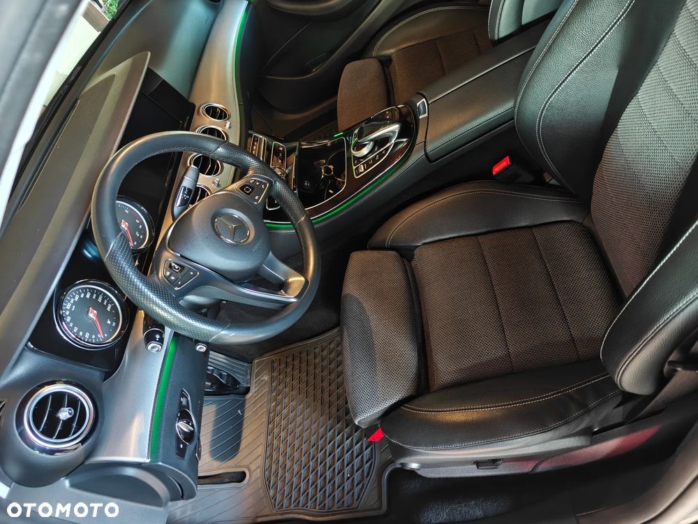 Mercedes-Benz Klasa E 220 d 4-Matic 9G-TRONIC - 11