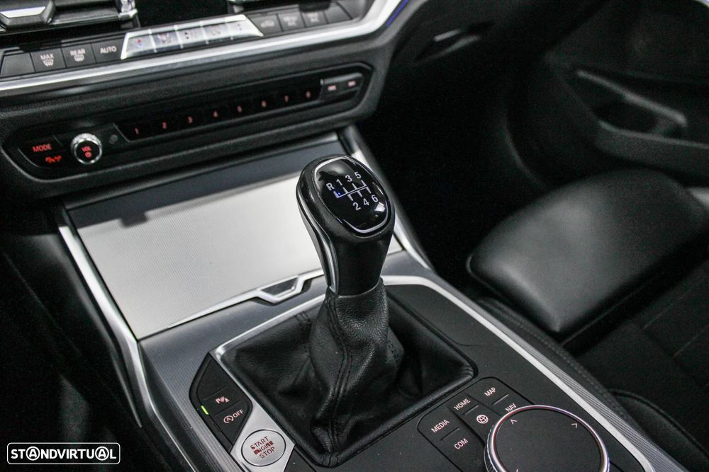 BMW 318 d Line Sport - 38