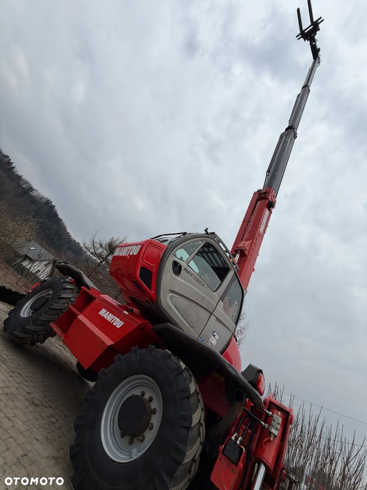 Manitou MRT2150+PRIVILEGE Ładowarka teleskopowa 4x4 ROTO 21metrów. Bez AdBLUE bez DPF. udźwig 5ton jak Nowa z Norwegii 4900mtg. 2015rok. Obrót pełny. Zero luzów wycieków. Zadbana maszyna z Fermy Norweskiej. Silnik 160 Km. AUTEC zdalne sterowanie. Ani deka luzów czy wycieków. Opony jak Nowe. Pełny Oryginał. Niski przebieg. Stabilizatory. Zamki na tłokach. OKAZJA - 19