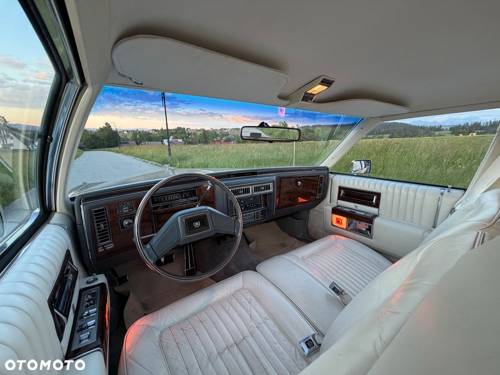 Cadillac Brougham - 18