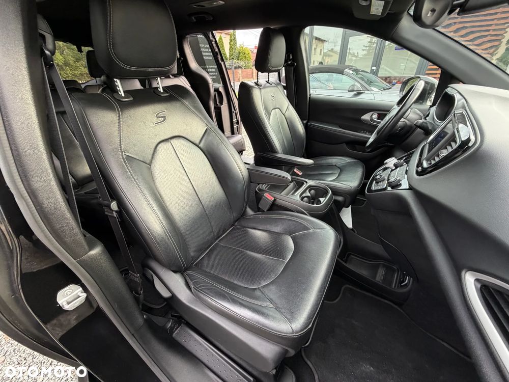 Chrysler Pacifica - 36