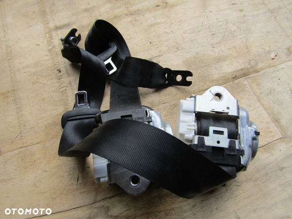 AUDI A4 B9 PASY  PRZÓD 15 21R 8W0857806 8W0857805