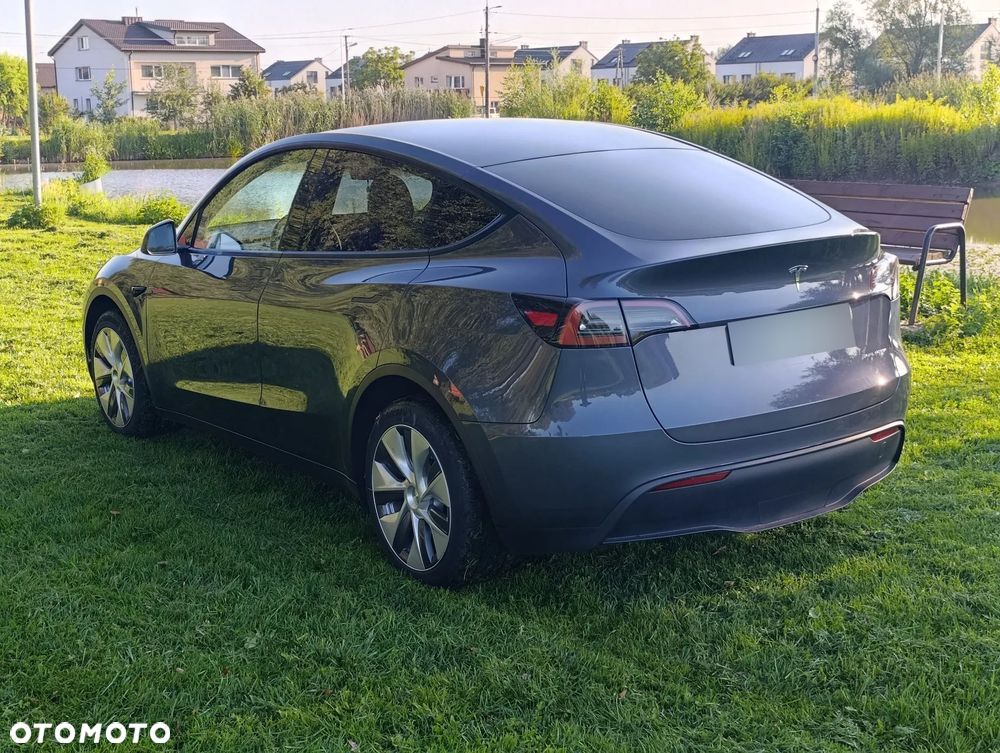 Tesla Model Y - 3