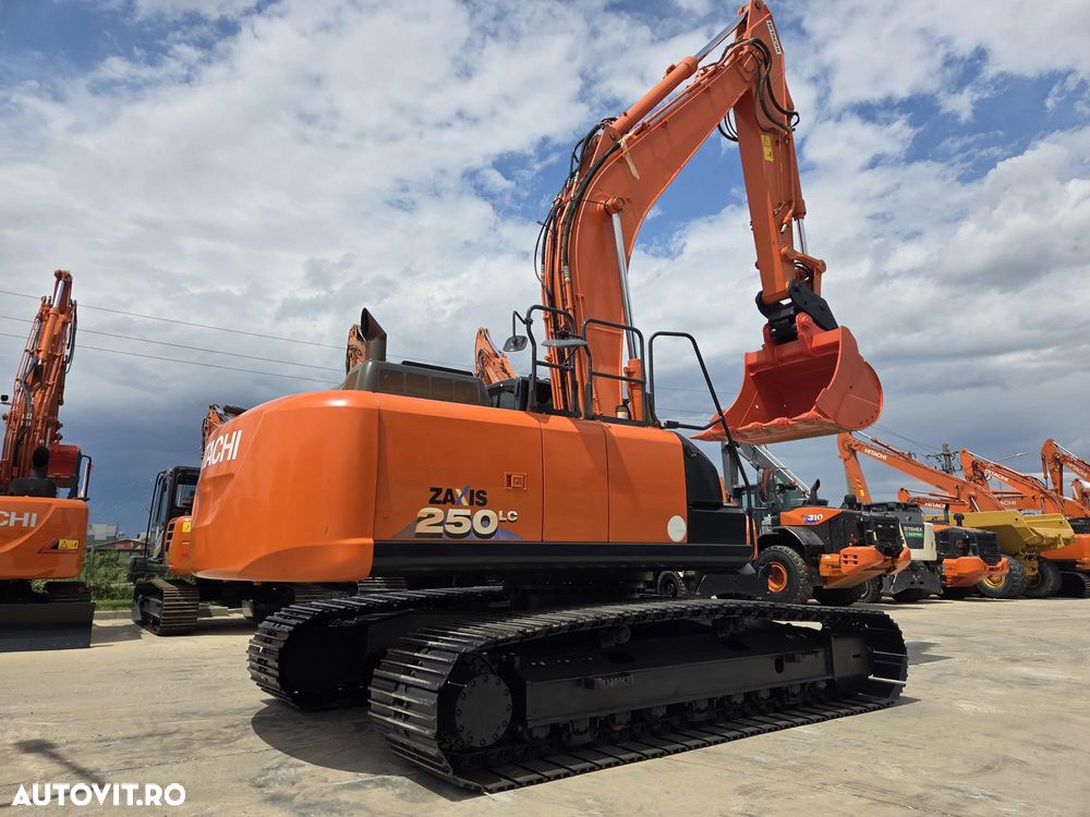 Hitachi ZX250-6, 2019, 6.254h, Masa operationala 27,1tone, cupa NOUA 1,55mc, cupla rapida, lant 80% bun doar 1.109h deplasare, consum mediu 12,5l/h, ad sapare 7m, camera spate si laterale, ridica 16,2 avertizare antirasturnare, 3 pompe hidr, PROMOTIE 86.900 - 2
