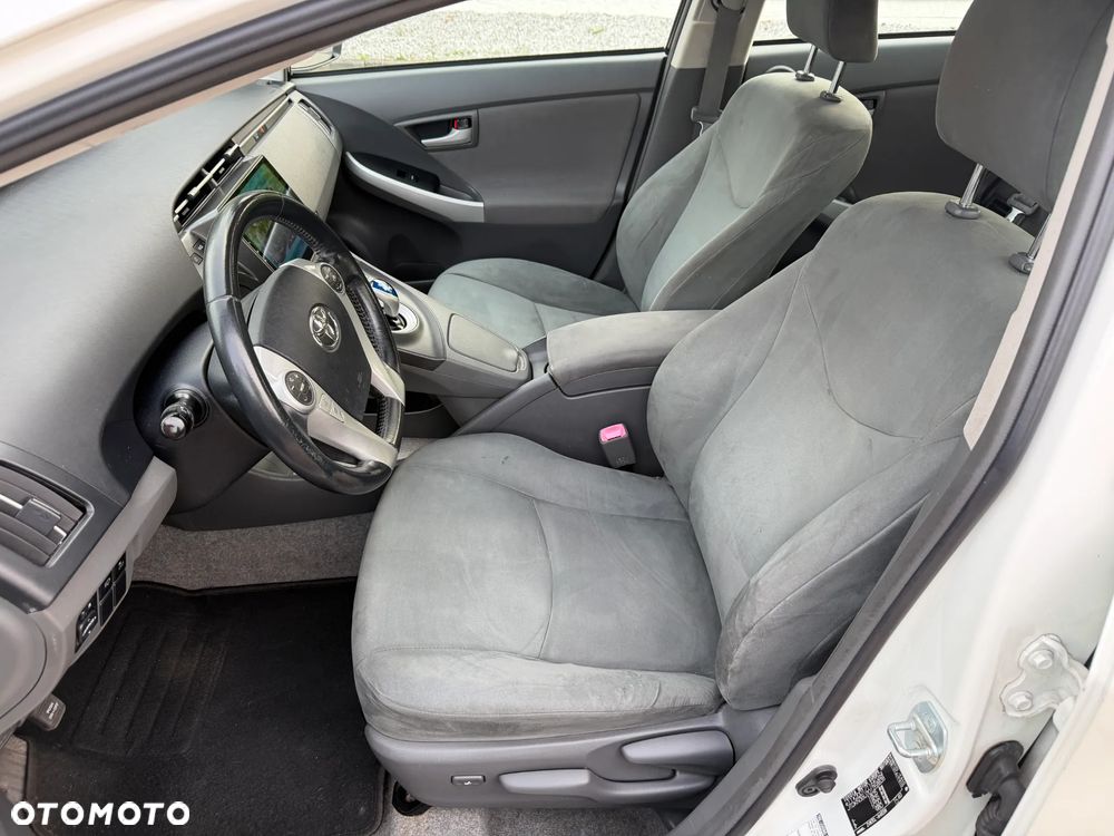 Toyota Prius (Hybrid) Executive - 13