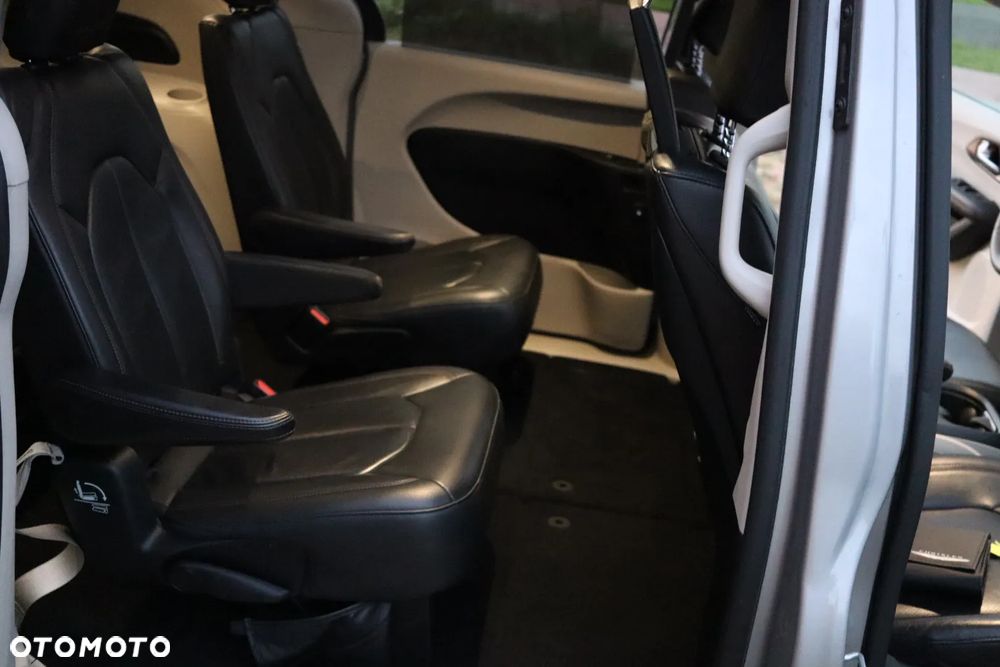 Chrysler Pacifica - 35