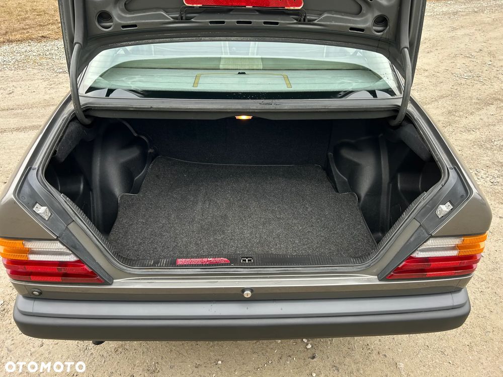 Mercedes-Benz W124 (1984-1993) - 26