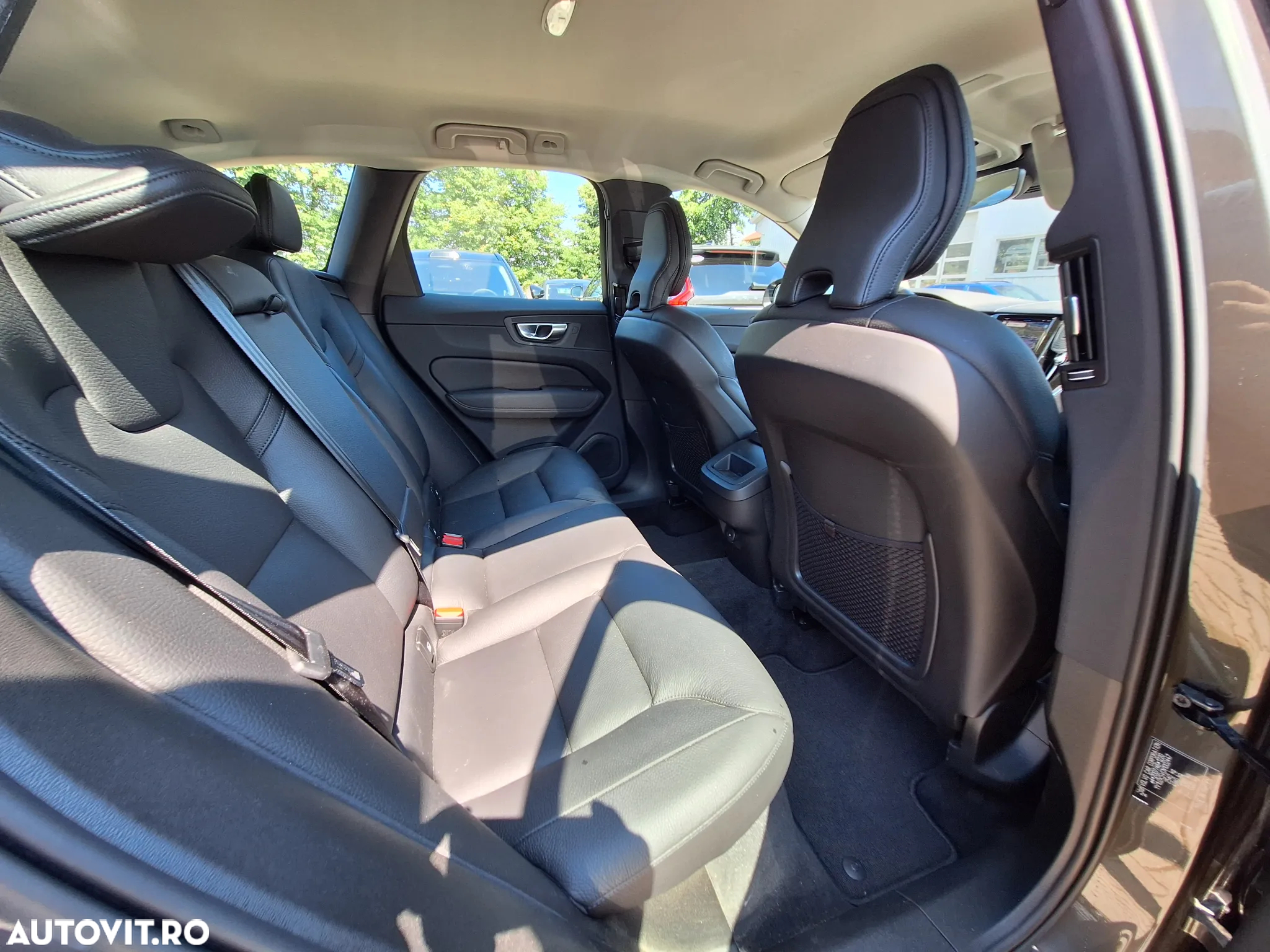 Volvo XC 60 B4 MHEV AWD Momentum Pro - 22