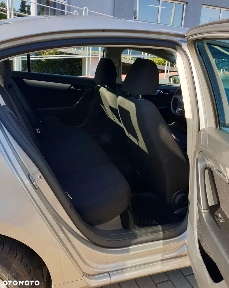 Volkswagen Passat - 13