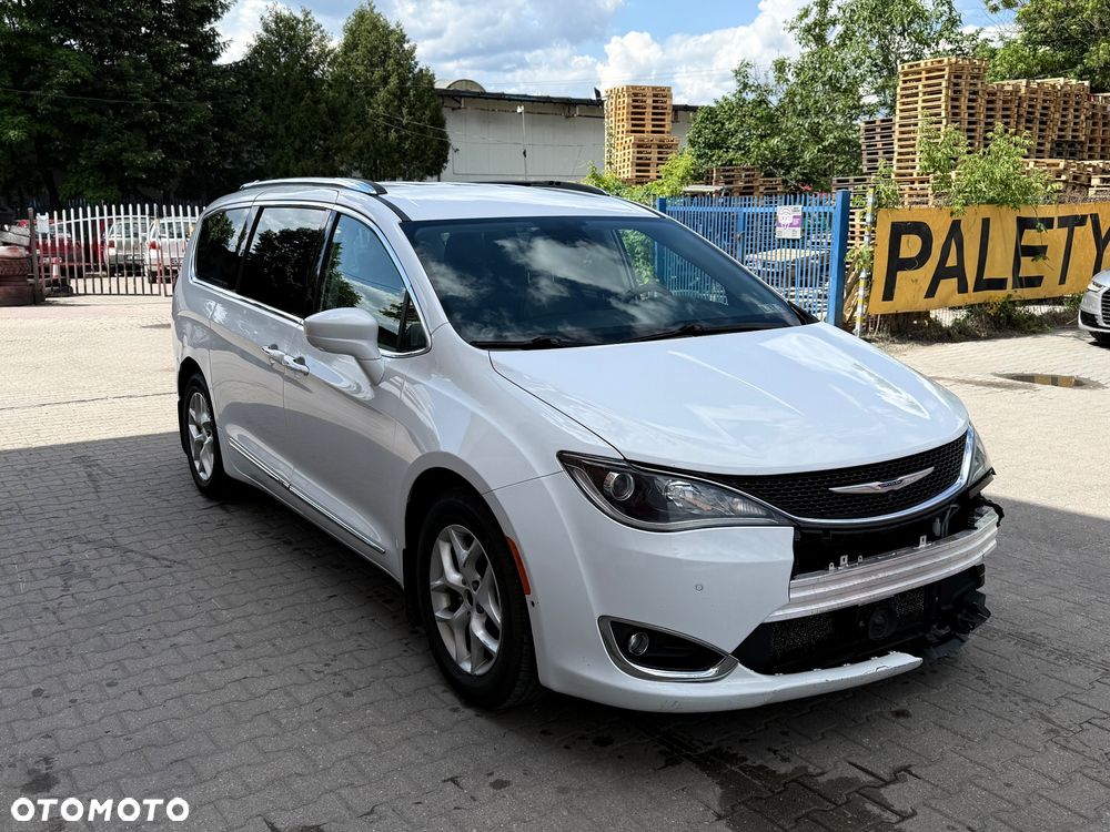 Chrysler Pacifica - 1