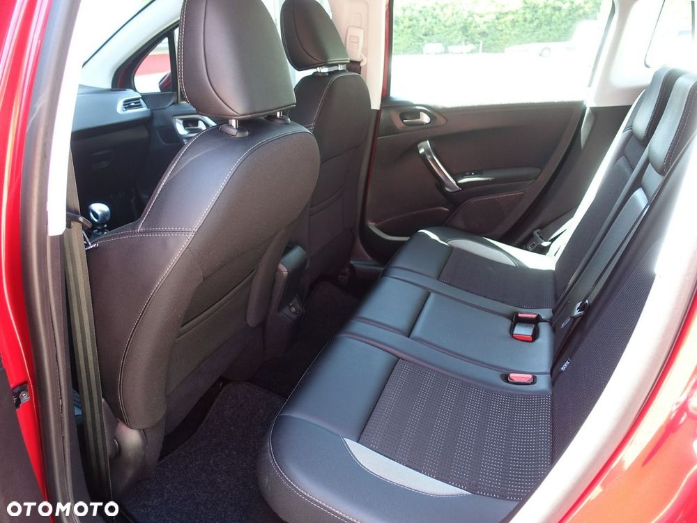 Peugeot 2008 1.2 Pure Tech Allure S&S - 16