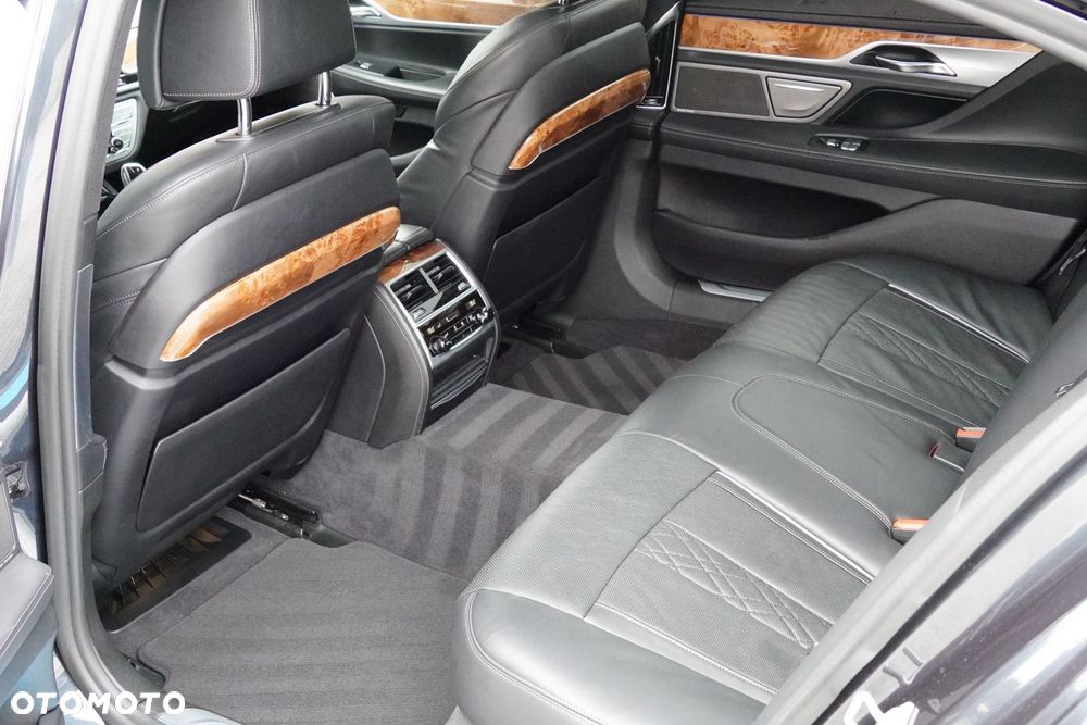 BMW Seria 7 750Li xDrive - 33