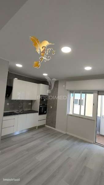 Apartamento T1 Remodelado com Varanda e Elevador no Centro da Amadora - Grande imagem: 3/24