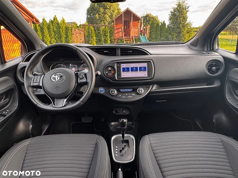 Toyota Yaris Hybrid 100 Selection - 17