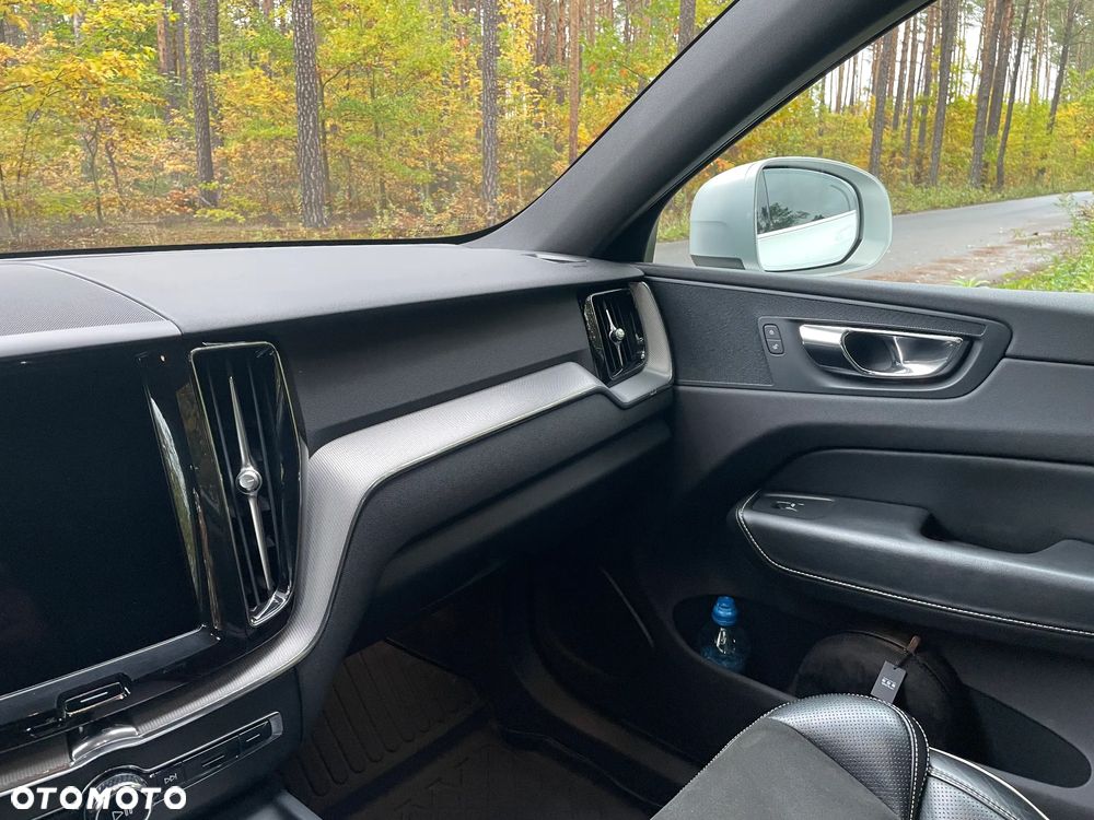 Volvo XC 60 D4 AWD R-Design - 29