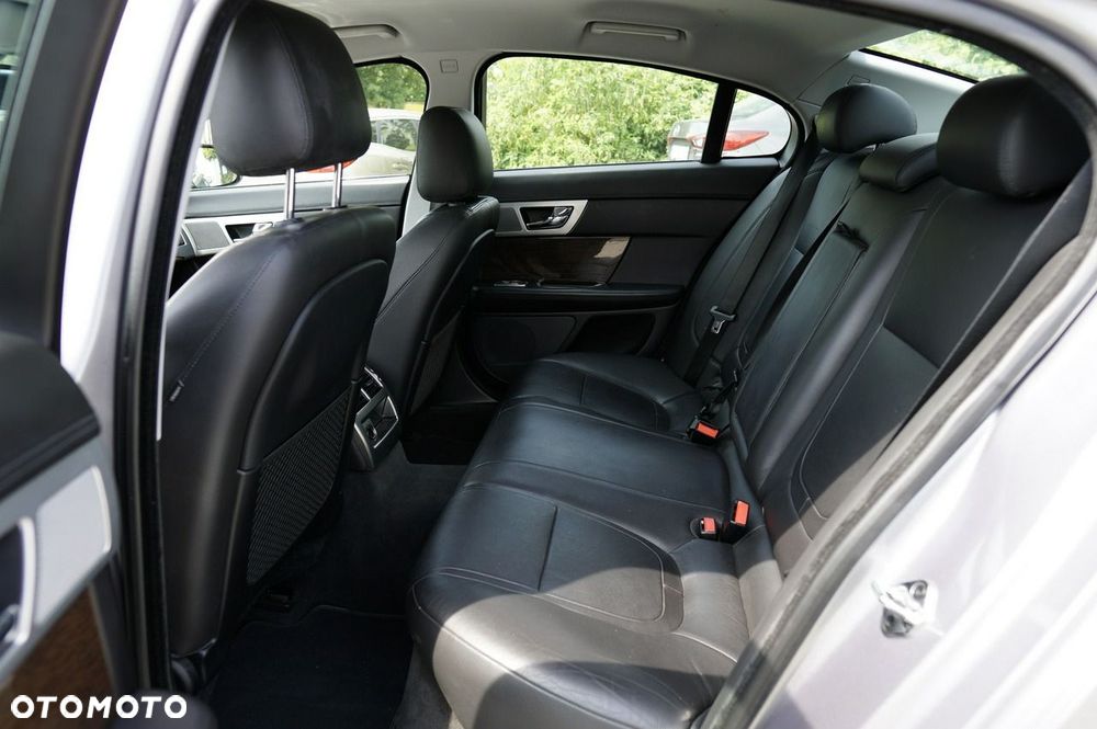 Jaguar XF 3.0 V6 D Luxury - 11